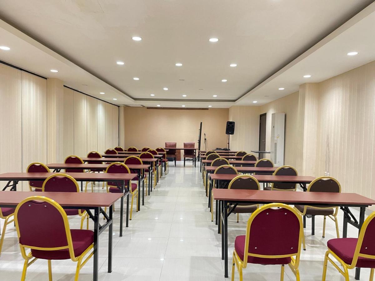 Collection O 1279 Hotel Grand Celino Makassar Buitenkant foto