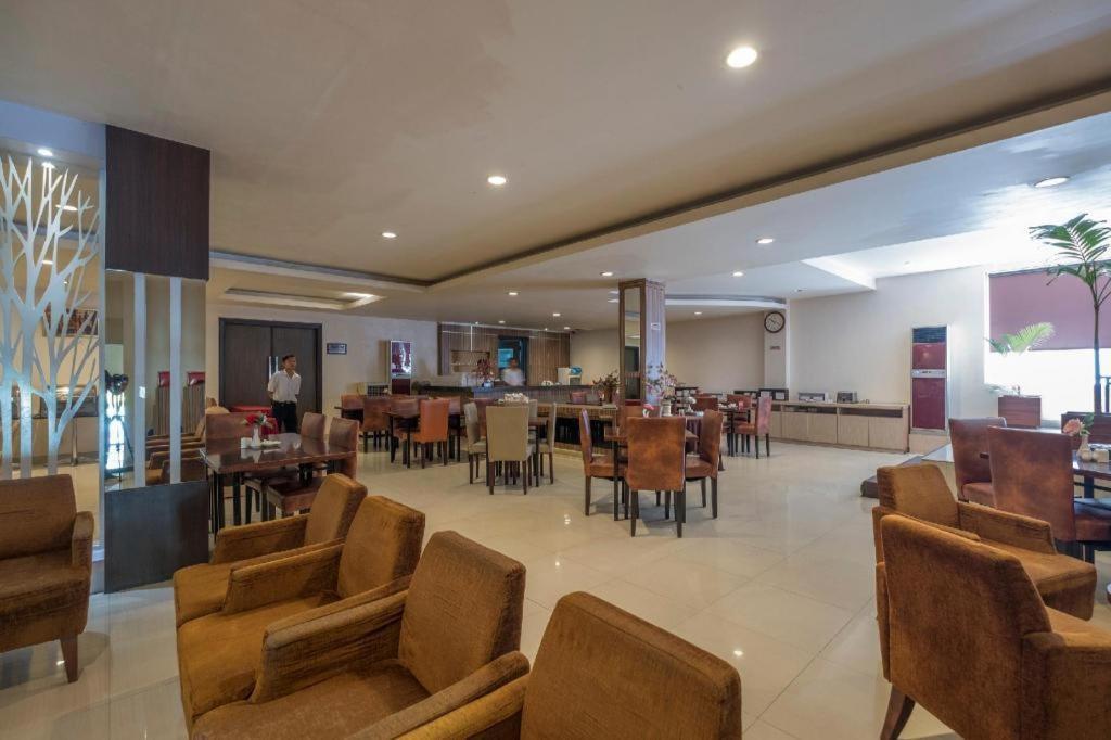 Collection O 1279 Hotel Grand Celino Makassar Buitenkant foto