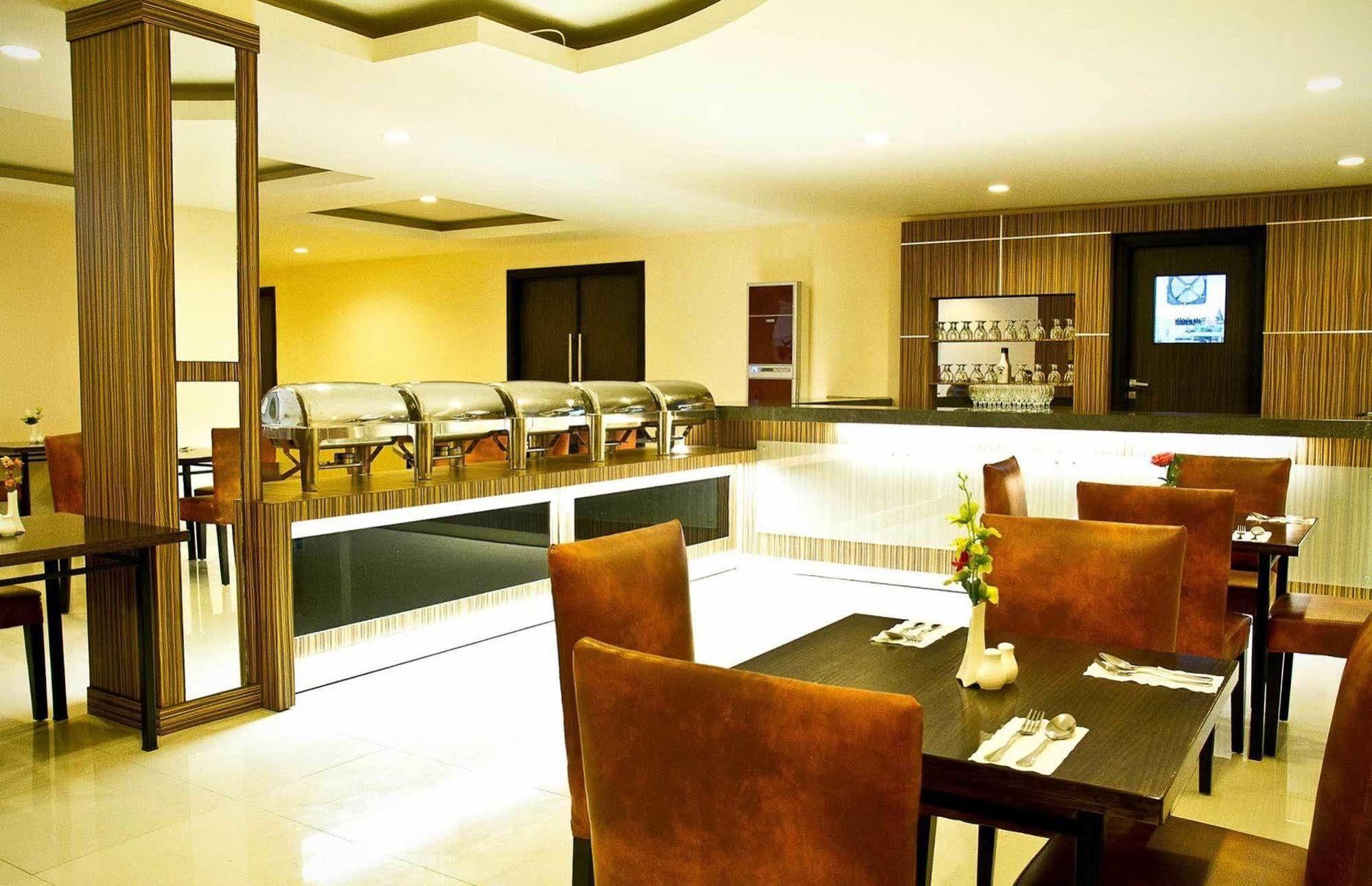 Collection O 1279 Hotel Grand Celino Makassar Buitenkant foto