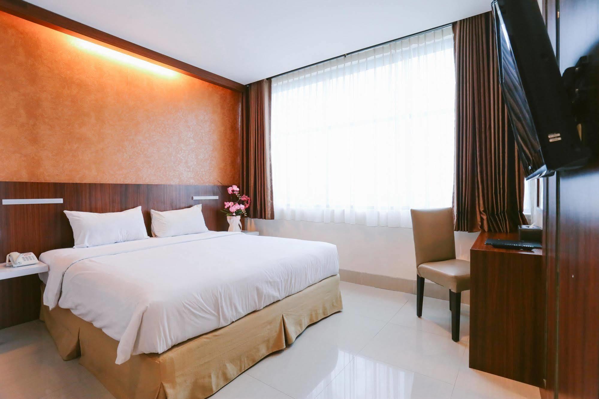 Collection O 1279 Hotel Grand Celino Makassar Buitenkant foto