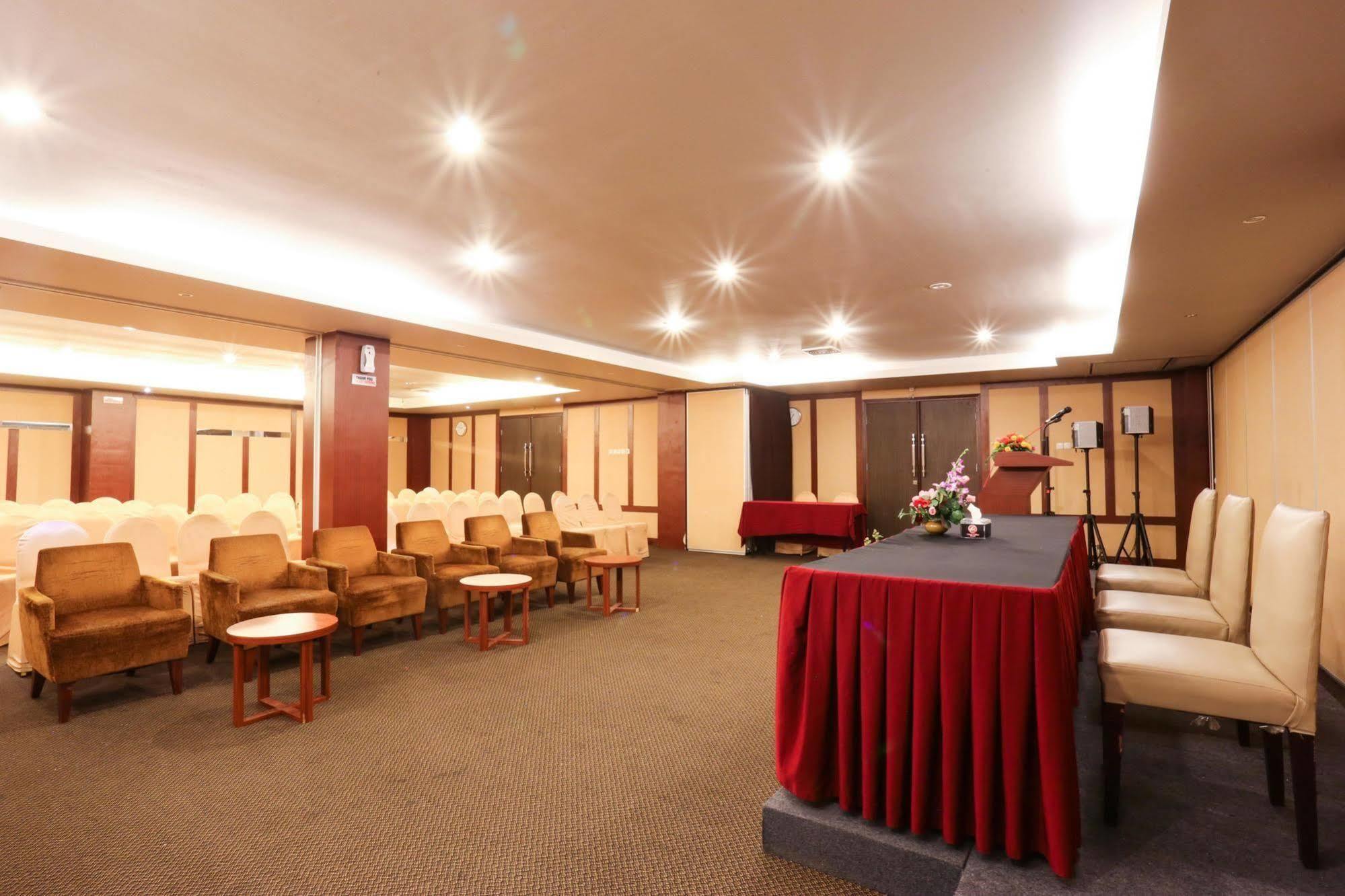 Collection O 1279 Hotel Grand Celino Makassar Buitenkant foto