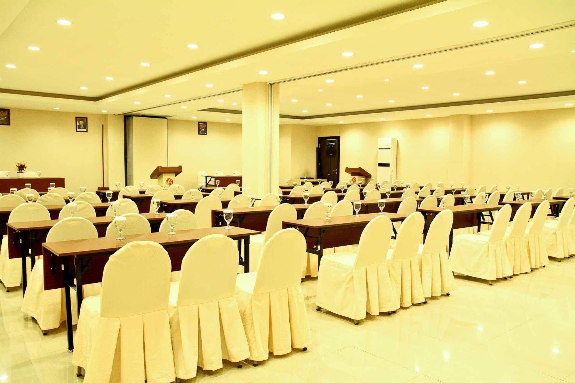 Collection O 1279 Hotel Grand Celino Makassar Buitenkant foto